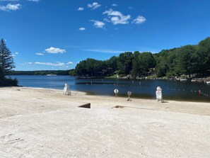 Aurinkotuoleja, rantapyyhkeitä