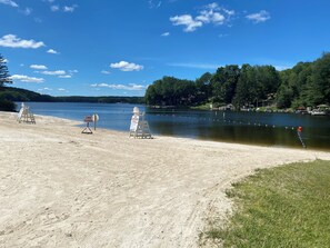 Chaises longues, serviettes de plage