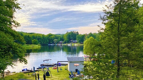 Lake VibeZ: 5BR Pocono Lakefront, Private Dock, Kayaks, Boats, Golf & Ski Access