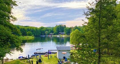 Lake VibeZ: 5BR Pocono Lakefront, Private Dock, Kayaks, Boats, Golf & Ski Access