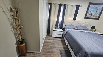 2 dormitorios, tabla de planchar con plancha, cuna de viaje