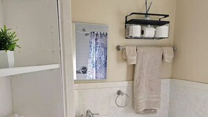 シャワー、ヘアドライヤー、タオル、石鹸