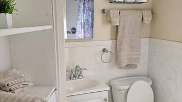 Ducha, secador de pelo, toallas y jabón