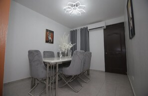 Dining - Luxury 5 Bedroom House 10 Mins From Airport (Colorado)