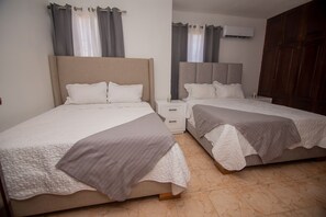 5 bedrooms, WiFi, bed sheets - Luxury 5 Bedroom House 10 Mins From Airport (Colorado)