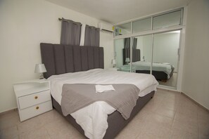 5 bedrooms, WiFi, bed sheets - Luxury 5 Bedroom House 10 Mins From Airport (Colorado)