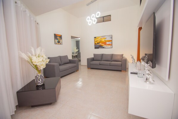 TV - Luxury 5 Bedroom House 10 Mins From Airport (Colorado)