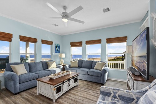 Beachfront House in the heart of Crystal Beach! Private Fenced Yard