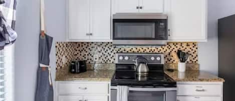 Geladeira, micro-ondas, fogão, cooktop