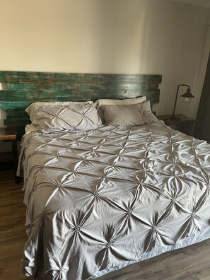 Signature Room | Individually decorated, bed sheets - Black River Motel and Restaurant (Lesterville)