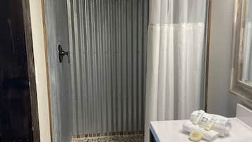 Signature Room | Bathroom | Shower, hydromassage showerhead, towels