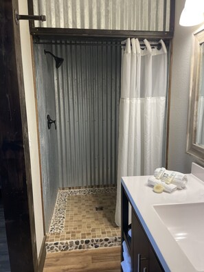 Signature Room | Bathroom | Shower, hydromassage showerhead, towels - Black River Motel and Restaurant (Lesterville)