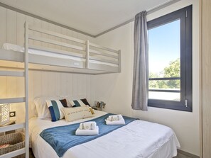 2 bedrooms, iron/ironing board, WiFi, bed sheets