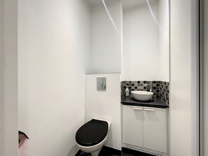 Een douche, gratis toiletartikelen, een haardroger, handdoeken