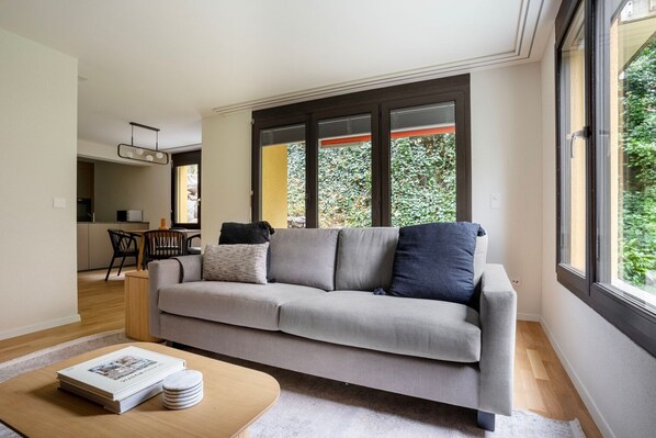 TV, stereo - Classy Hirslanden 1BR w/ Private Garden, Storage & W/D, by Blueground (Zurich)