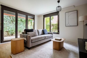 TV, stereo - Classy Hirslanden 1BR w/ Private Garden, Storage & W/D, by Blueground (Zurich)