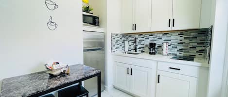 Geladeira, micro-ondas, cooktop, cafeteira/chaleira