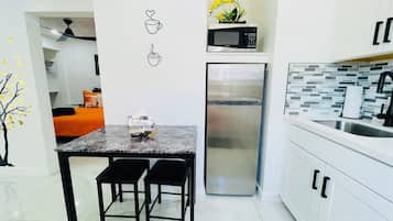 Refrigerador, microondas, parrilla de estufa y cafetera y tetera