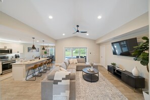 Smart TV, ping pong - New Modern Escape by the Beach with Heated Pool (Rotonda West)