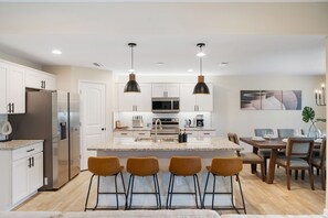 Fridge, microwave, oven, stovetop - New Modern Escape by the Beach with Heated Pool (Rotonda West)