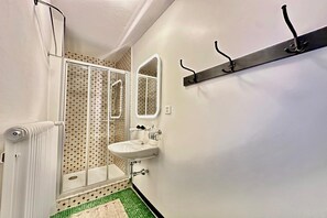 Shower, hair dryer, towels - Casa Matilde 2, Gambarogno, Gerra, Switzerland (Gambarogno, Gerra)