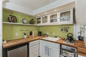 Villa (2 Bedrooms) | Private kitchen | Fridge, microwave, stovetop, cookware/dishes/utensils