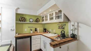 Fridge, microwave, stovetop, cookware/dishes/utensils