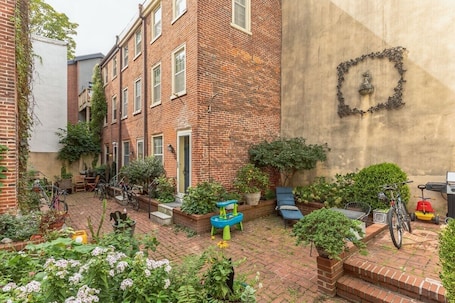 Exterior. 228 Catherine Street