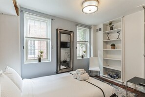 2 Schlafzimmer, individuell dekoriert, individuell eingerichtet