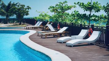 2 albercas al aire libre y camastros