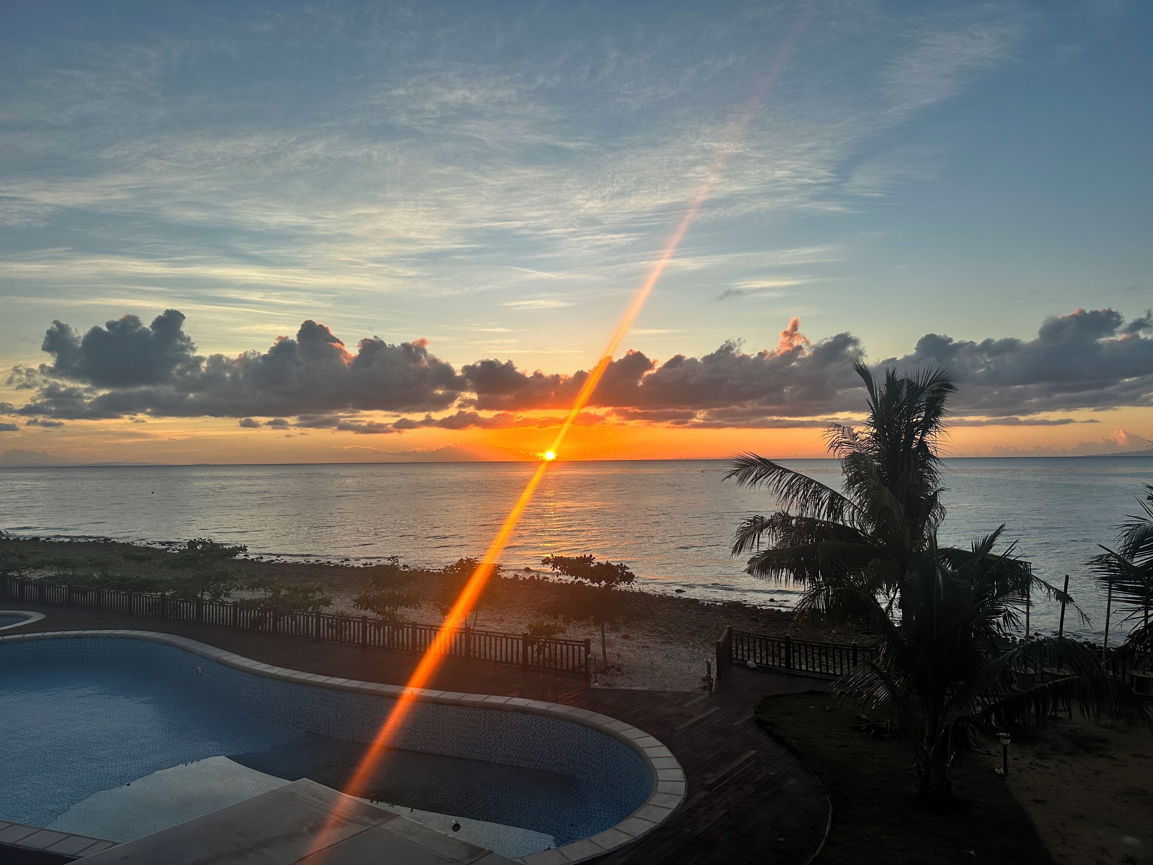 2 piscines extérieures, chaises longues
