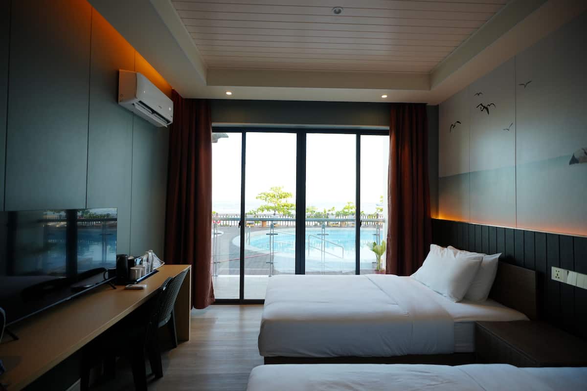 Deluxe Twin Room | Peti besi dalam bilik, langsir/tirai gelap terus, Wi-fi percuma