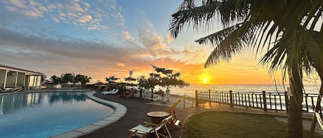 2 outdoor pools, sun loungers