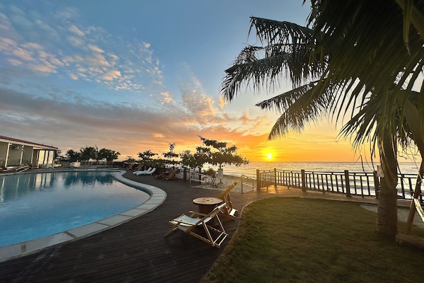 2 piscinas al aire libre, sillones reclinables de piscina