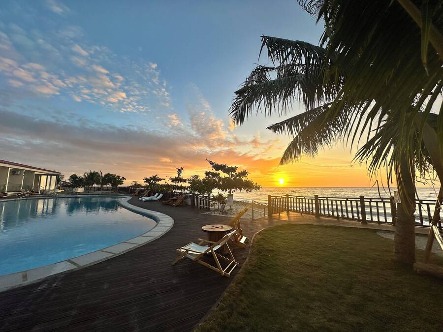 2 piscine all'aperto, lettini