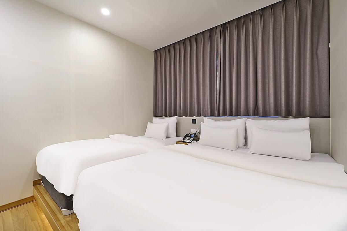 Deluxe Twin Room | Premium bedding, memory foam beds, desk, laptop workspace