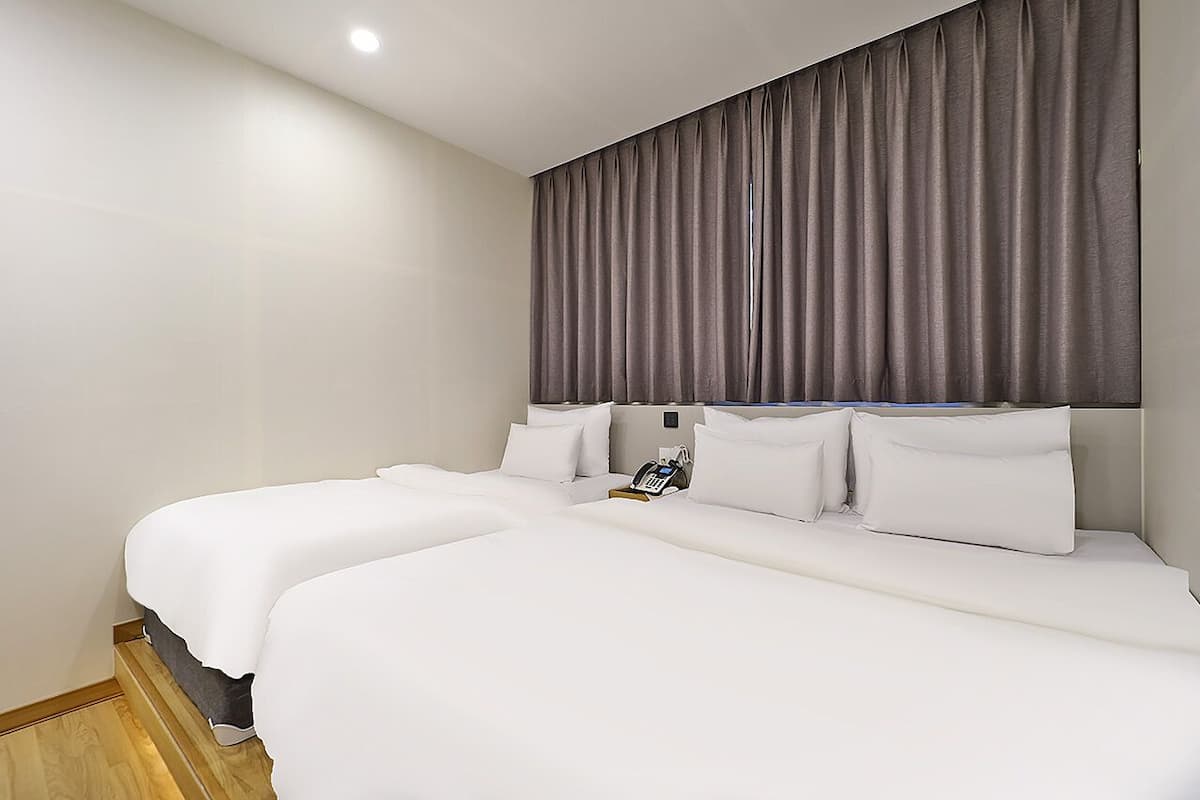 Deluxe Twin kamer | 1 slaapkamer, luxe beddengoed, bedden met traagschuimmatras, een bureau