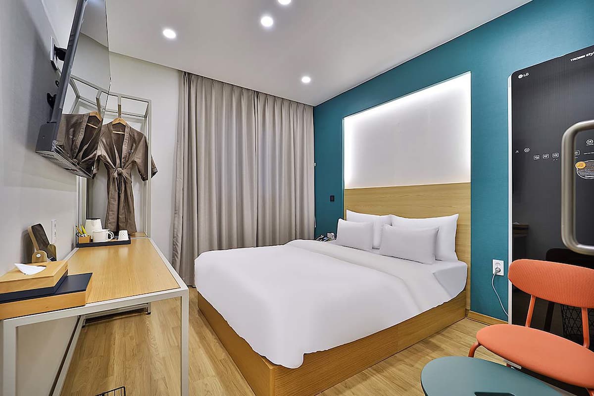 Premium kamer | 1 slaapkamer, luxe beddengoed, bedden met traagschuimmatras, een bureau