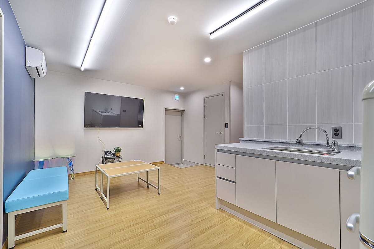 Family Suite | Living area | 65-inch Smart TV with digital channels, pay movies, heated floors