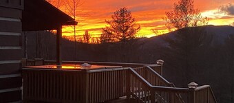 Adventure Cabin! Fire Pit, State Park, Fishing, Mtn Views, Hot Tub, WiFi