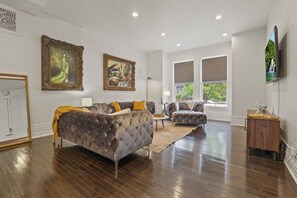 Smart TV, books - Franklin Manor-Columbus Downtown Luxury Estate. (Columbus)