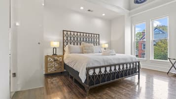 3 habitaciones, tabla de planchar con plancha y cuna de viaje