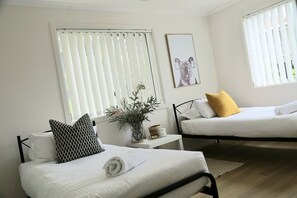 3 habitaciones, tabla de planchar con plancha y ropa de cama