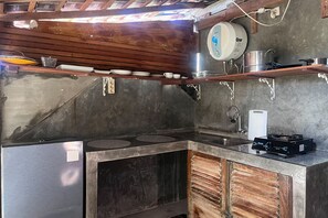Chambre exécutive | Cuisine privée | Réfrigérateur, surface de cuisson, vaisselle et ustensiles