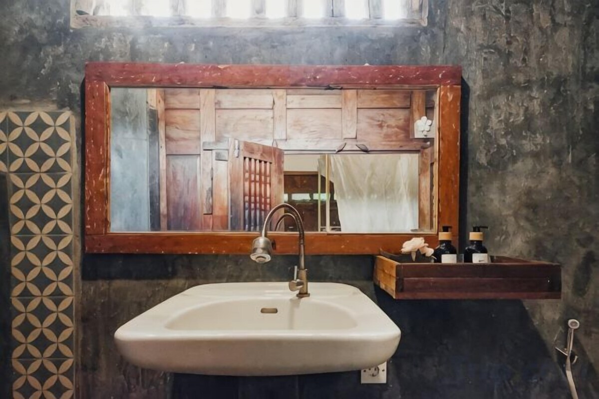 Free toiletries, bidet, towels, soap