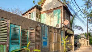Un edificio de dos pisos con un letrero que dice "MAJU BEA VILLA CH".