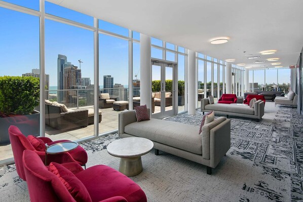 TV, stereo - Great South Loop 1BR w/ Games & Pool, nr Park & Train, by Blueground (Chicago)