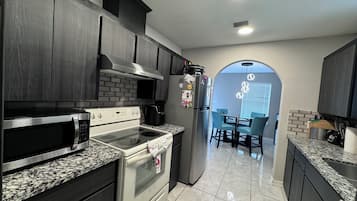 冰箱、微波炉、烤箱、炉灶