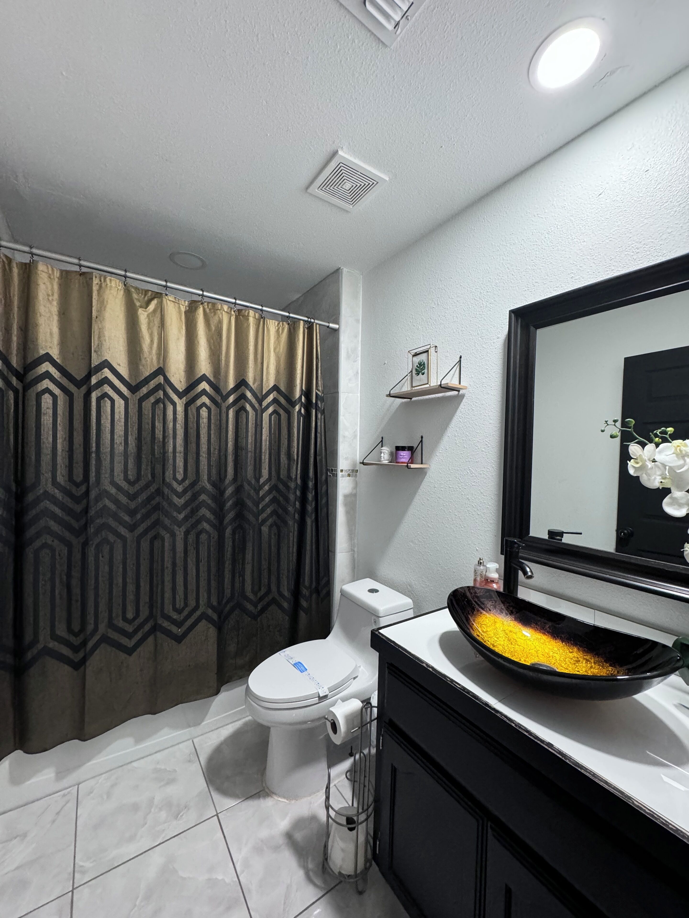 Serviettes fournies, savon, papier toilette