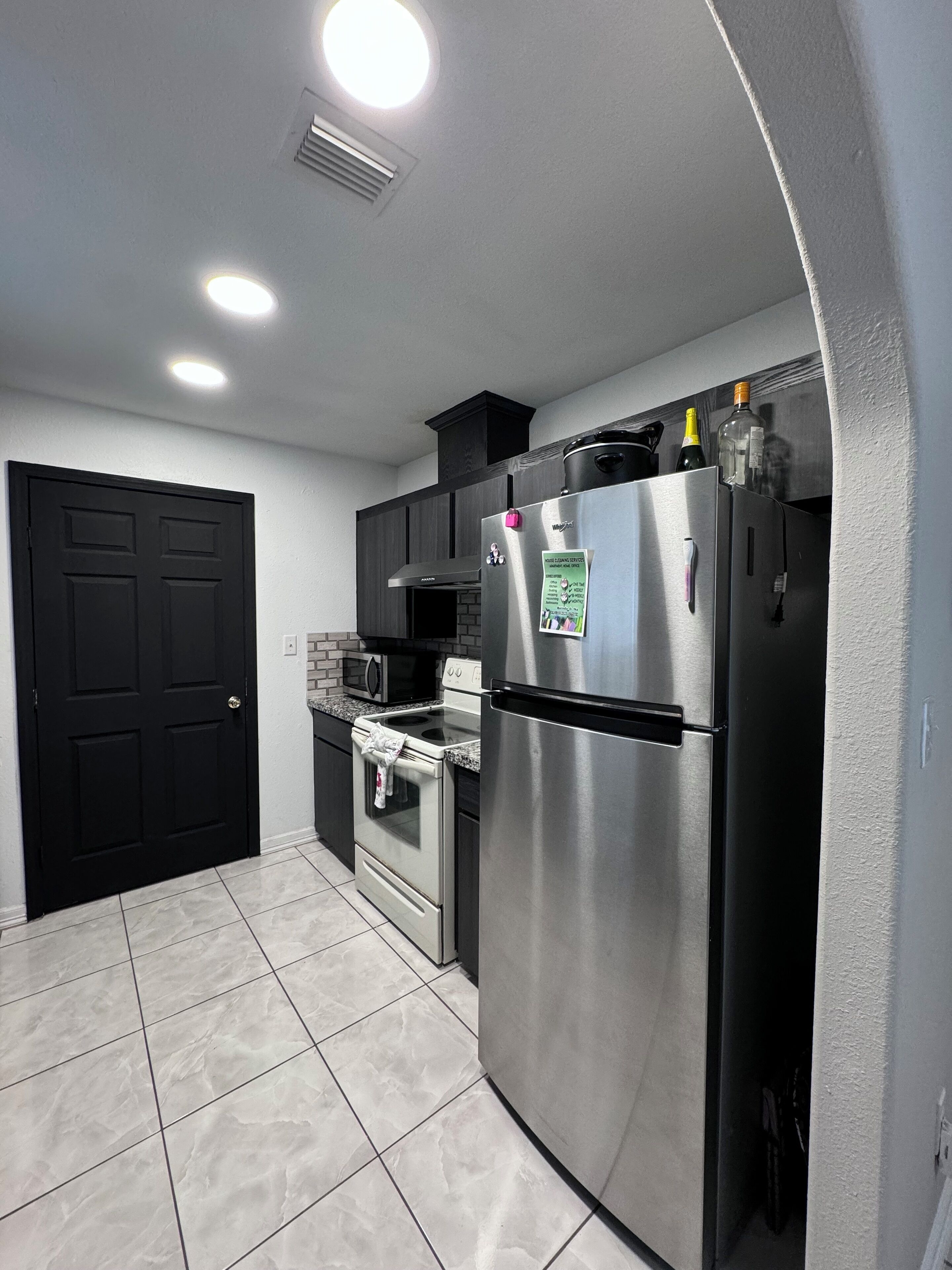 Réfrigérateur, micro-ondes, four, plaque de cuisson